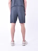 Bermuda de hombre color gris oscuro con textura de líneas horizontales.
