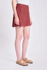 Short casual color marrón con bordado calado y terminación festoneada.