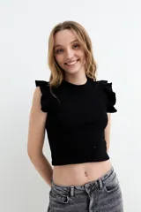 Remera crop negra de canalé con cuello redondo y volados en los hombros.