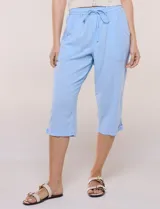 Pantalón capri de algodón a rayas verticales en tonos azul, celeste y blanco, con cintura elastizada, cordón de ajuste frontal y bolsillos aplicados.
