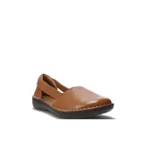 Sandalias de cuero color beige con diseño de punta cerrada y aberturas laterales, con suela plana de goma color marrón.