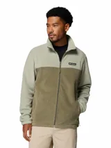Campera polar Columbia modelo Steens Mountain con cierre frontal completo, cuello alto y bolsillos laterales con cierre. Presenta un diseño de bloques de color en tonos verde claro y verde oliva, con el logo de la marca bordado en el pecho.