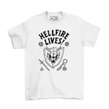 Remera blanca de manga corta con estampado gráfico en negro inspirado en el club Hellfire de Stranger Things, que incluye un escudo con un demonio, una espada, un mangual y dados de rol.