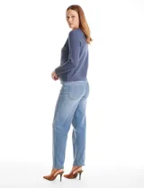 Cardigan de punto color fucsia, con escote a la base, cierre frontal con botones metálicos dorados y terminaciones desflecadas. Presenta bolsillos simulados en la parte delantera y mangas largas.