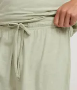 Pijama corto de hombre confeccionado en malla flameada de color gris con efecto mezcla, compuesto por una remera de manga corta con cuello redondo y un short con cintura elástica.