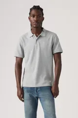 Polo de manga corta Levi's en color gris jaspeado, con cuello clásico y cierre frontal de dos botones. Presenta un pequeño logo bordado en el pecho.
