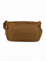 Bandolera de diseño funcional en color marrón, con cierre principal superior y dos bolsillos frontales con tiradores de cuerda. Presenta detalles fruncidos en los laterales y correa ajustable para llevar al hombro o cruzada.