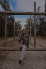 Camisa marrón con estampado animal print, de corte clásico y mangas largas.