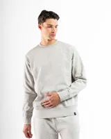 Buzo negro de felpa con cuello redondo y mangas largas.