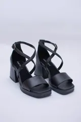 Sandalias de cuero color cobre con plataforma y taco cuadrado. Tiras cruzadas sobre el empeine y pulsera con hebilla al tobillo.