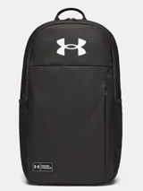 Mochila Under Armour New Essntl Hlftme color negro con el logo de la marca en blanco en la parte superior y un parche rectangular con la marca en la esquina inferior. Cuenta con compartimento principal con cierre, bolsillo frontal vertical con cremallera, bolsillos laterales de red y asa superior.