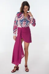 Minifalda fucsia con drapeado lateral y lazo. Asimétrica, confeccionada en lino italiano.