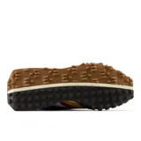 Championes New Balance unisex modelo XC-72, con capellada de gamuza color mostaza, detalles en celeste, bordó y naranja, logo "N" en bordó, entresuela blanca y suela marrón con diseño de tracción agresivo.