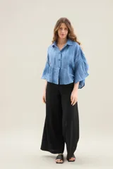 Camisa de silueta amplia y fluida color celeste, con cuello camisero clásico y mangas cortas amplias.