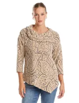 Buzo de tejido soft labrado con diseño floral, cuello volcado con detalle de botones en la solapa, mangas tres cuartos con hombros caídos y ruedo asimétrico en punta.