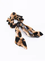 Coletero para el pelo con estampado animal print y lazos largos.