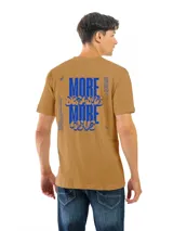 Remera de manga corta y cuello redondo, color gris oscuro o carbón, con un estampado circular blanco en el pecho que contiene texto y un logo.