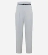 Pantalón zanahoria de vestir color gris claro, con cintura alta, cinturón con hebilla metálica y corte holgado en las caderas que se estrecha en las piernas.