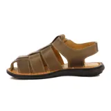 Sandalias franciscanas de cuero color sésamo para hombre, con múltiples tiras y ajuste con velcro.