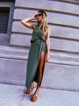 Blusa de punto color beige con lurex, modelo halter y diseño acanalado.