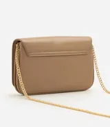 Cartera bandolera Satinato pequeña de color marrón oscuro, confeccionada en poliuretano con detalles de herrajes dorados y correa larga de cadena. Cuenta con solapa frontal y múltiples compartimentos internos.