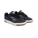 Championes Vans modelo Upland, color negro con detalles en blanco y suela de goma color caramelo. Presentan costuras visibles en contraste, logo lateral distintivo y cierre con cordones.