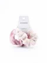 Set de dos crunchies para el pelo, uno de satén rosa y otro de piel sintética color crema.
