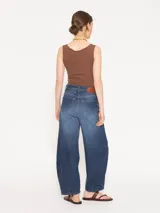 Pantalón de jean azul de tiro medio, corte slouchy y pinzas en la botamanga.