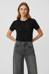 Remera de algodón negra con cuello redondo y mangas cortas. Presenta dos apliques florales bordados en el pecho con detalles de lentejuelas en el centro.