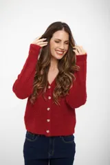 Saco tipo cardigan de punto en color rojo, con escote en V y cierre frontal de botones. Presenta mangas largas y textura suave.