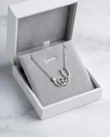 Collar de plata 925 con dije en forma de estetoscopio que integra un corazón con un electrocardiograma en su interior.
