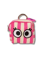 Mini bolso cuadrado con diseño de rayas verticales en color rosa y blanco. Presenta un aplique bordado frontal con ojos grandes estilo caricatura y cuenta con una argolla metálica superior para colgar.