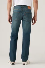 Pantalón de jean Levi's modelo 502 Regular Taper, de corte recto con ajuste cónico hacia el tobillo, en tono azul medio con efecto de lavado desgastado.