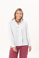 Camisa de manga larga con diseño a rayas celestes y blancas, cuello alto y detalle de volados en la cartera frontal y los puños.