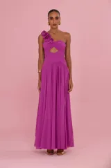 Vestido largo Patbo fucsia de un solo hombro con detalle de flores de tela, diseño drapeado en el torso, abertura tipo cutout y falda larga plisada de caída fluida.