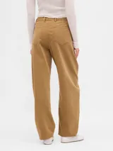 Pantalón de gabardina color marrón, con corte barrel de tiro medio y pierna ancha. Presenta cierre frontal con botón y bolsillos laterales.