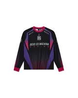 Remera de manga larga negra con cuello y puños en color fucsia. Presenta un diseño con paneles en degradé de violeta a fucsia en la parte superior del pecho y los hombros. Incluye estampados con el logo de Deus Ex Machina Racing y otros motivos gráficos.