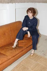 Sandalias de plataforma con taco ancho y alto, color dorado metálico. Poseen una tira ancha en la parte delantera del pie y una tira fina ajustable con hebilla en el tobillo.