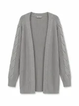 Saco tipo cárdigan abierto de punto grueso, color gris, con diseño de trenzas en las mangas y puños acanalados.