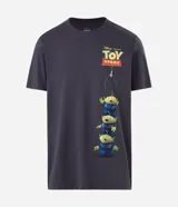 Remera de algodón con cuello redondo y manga corta, de corte holgado. Presenta un estampado frontal de los Aliens de Toy Story siendo atrapados por una garra mecánica.