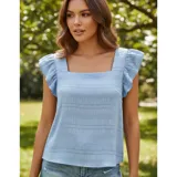 Blusa de color amarillo con textura fruncida, cuello cuadrado y mangas cortas con volados.