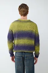 Sweater de punto grueso con cuello redondo y mangas largas, con diseño de franjas horizontales en tonos verde y violeta con efecto tie-dye.
