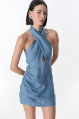 Vestido corto azul de lino italiano, con cuello halter cruzado y corte a la cintura.