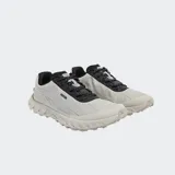 Championes de trail running Norda modelo 002, color gris claro con detalles en negro. Confeccionados con fibra Dyneema® resistente y ligera, cuentan con entresuela Norda® x Vibram® SLE y suela Formation con tecnología Litebase® y caucho Megagrip® para mayor tracción.