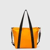 Tote bag color amarillo, con diseño acolchado y correas negras ajustables con el logo de la marca estampado. Cuenta con cierre en el compartimento principal y correa extraíble.