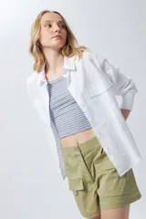 Top sin mangas a rayas horizontales blancas y negras.