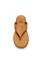 Sandalias de dedo color tostado, con plataforma baja y diseño de tira ancha.