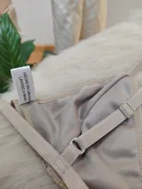 Conjunto de bikini confeccionado en terciopelo con estampado en tonos marrones degradados. El corpiño es de estilo triangular con breteles regulables y cierre frontal con argolla metálica. La bombacha es de corte brasilero, con tiras laterales ajustables para atar.