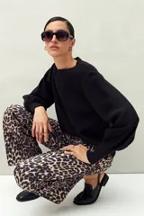 Sweater negro de tejido de punto con mangas abullonadas y puños elastizados.