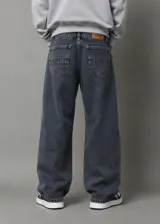 Pantalón de jeans estilo baggy de corte holgado, color gris oscuro con efecto acid wash.